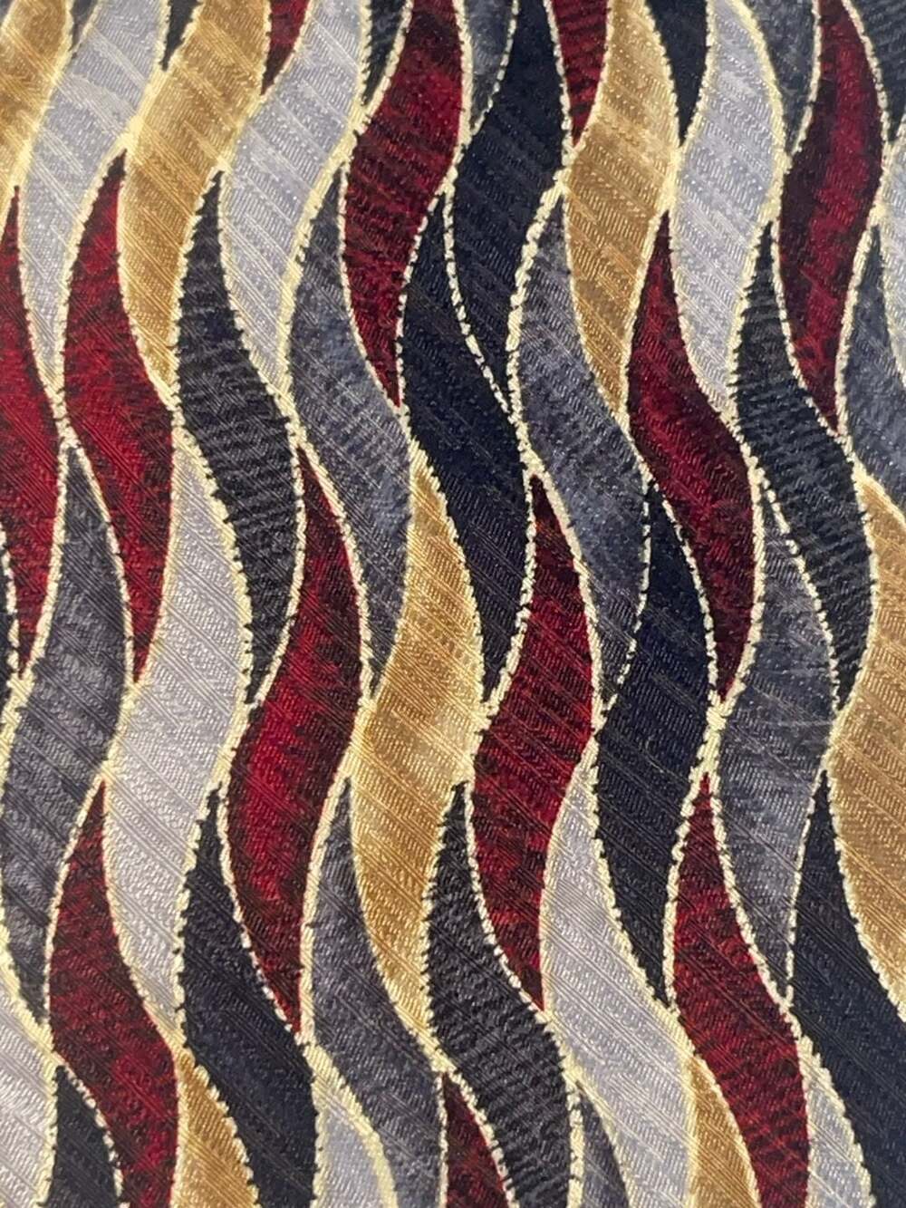 Tesoro Rosso Uomo Moda Men's Wavy Pattern Silk Necktie